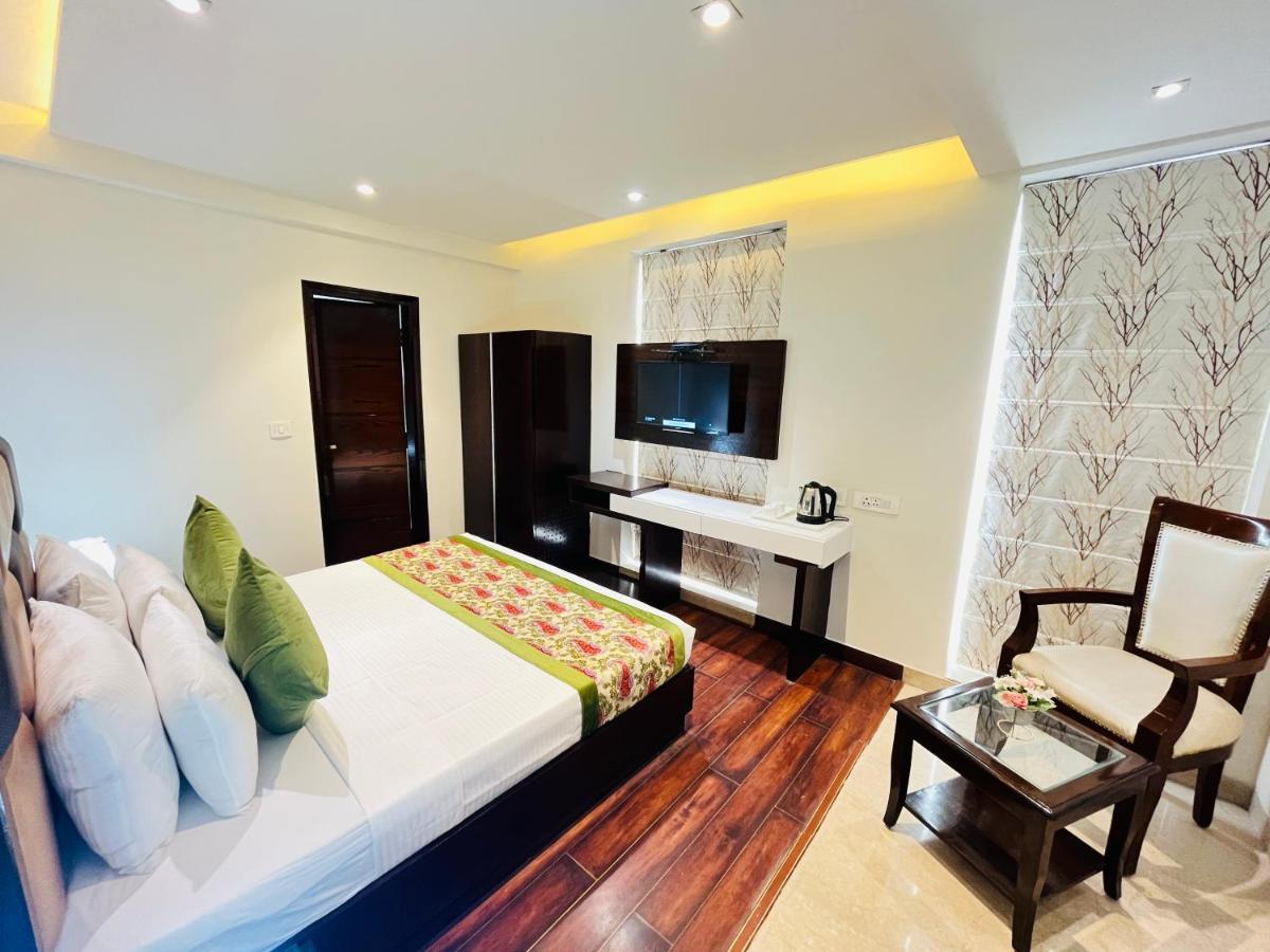 Hotel Aura Ip Grand Karkardooma Metro Station New Delhi Couple Friendly 外观 照片
