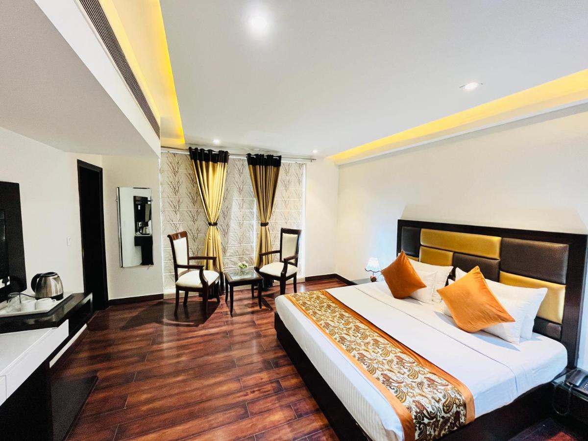 Hotel Aura Ip Grand Karkardooma Metro Station New Delhi Couple Friendly 外观 照片