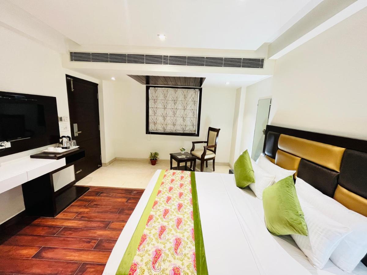 Hotel Aura Ip Grand Karkardooma Metro Station New Delhi Couple Friendly 外观 照片