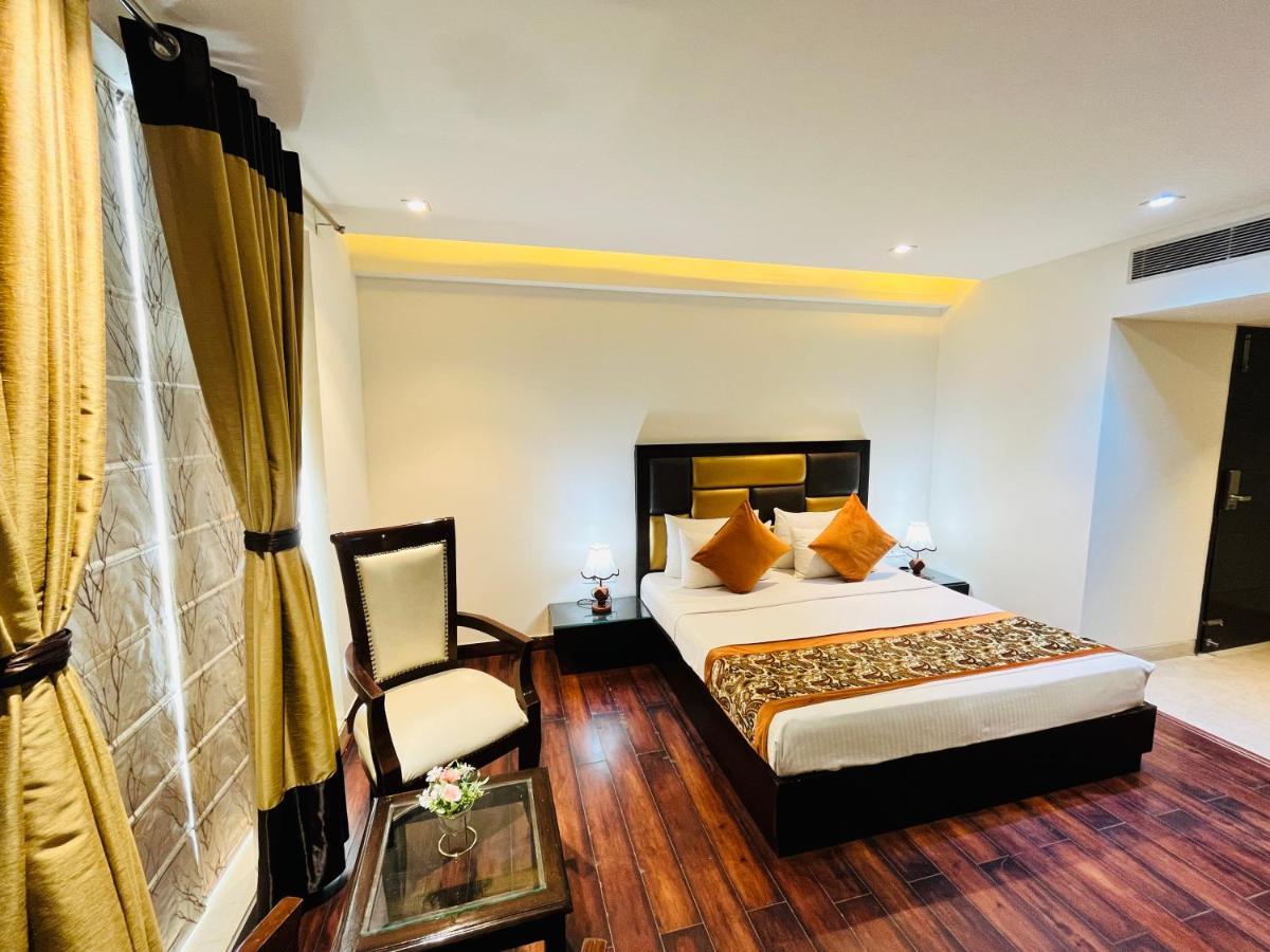 Hotel Aura Ip Grand Karkardooma Metro Station New Delhi Couple Friendly 外观 照片