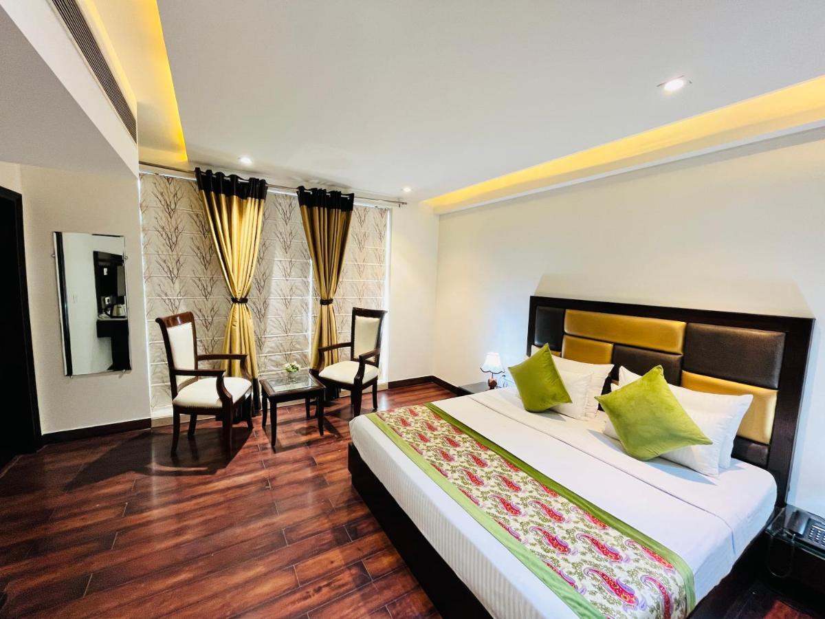 Hotel Aura Ip Grand Karkardooma Metro Station New Delhi Couple Friendly 外观 照片