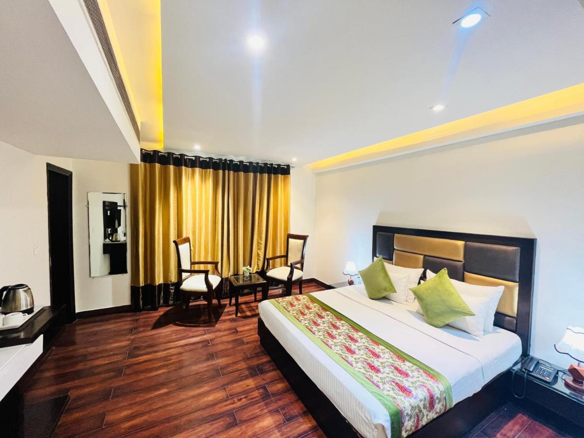Hotel Aura Ip Grand Karkardooma Metro Station New Delhi Couple Friendly 外观 照片