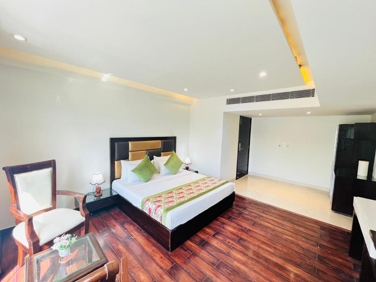 Hotel Aura Ip Grand Karkardooma Metro Station New Delhi Couple Friendly 外观 照片