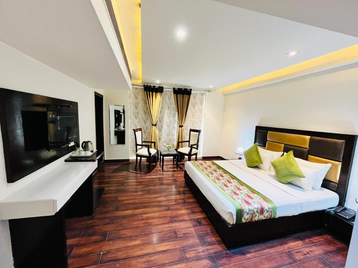 Hotel Aura Ip Grand Karkardooma Metro Station New Delhi Couple Friendly 外观 照片