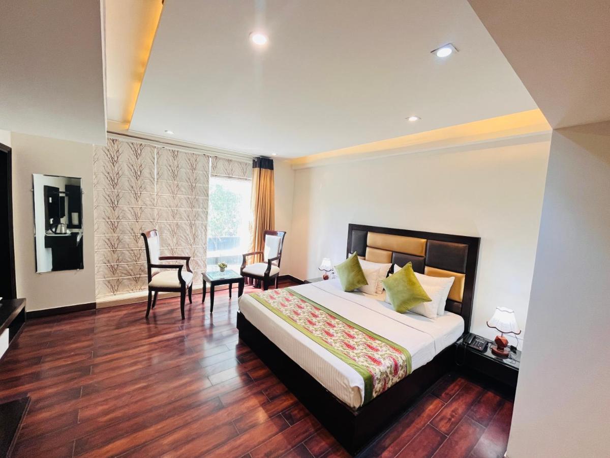 Hotel Aura Ip Grand Karkardooma Metro Station New Delhi Couple Friendly 外观 照片