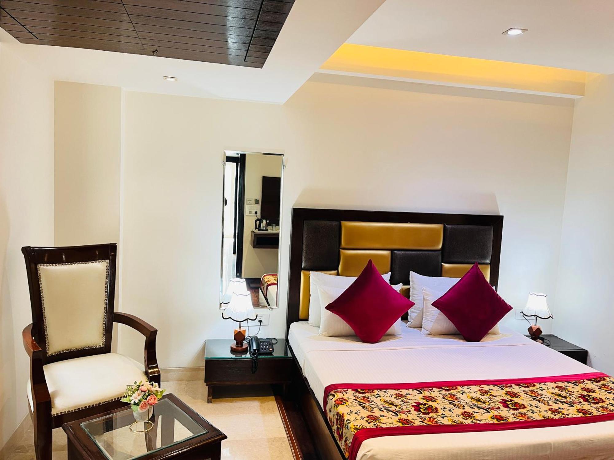 Hotel Aura Ip Grand Karkardooma Metro Station New Delhi Couple Friendly 外观 照片