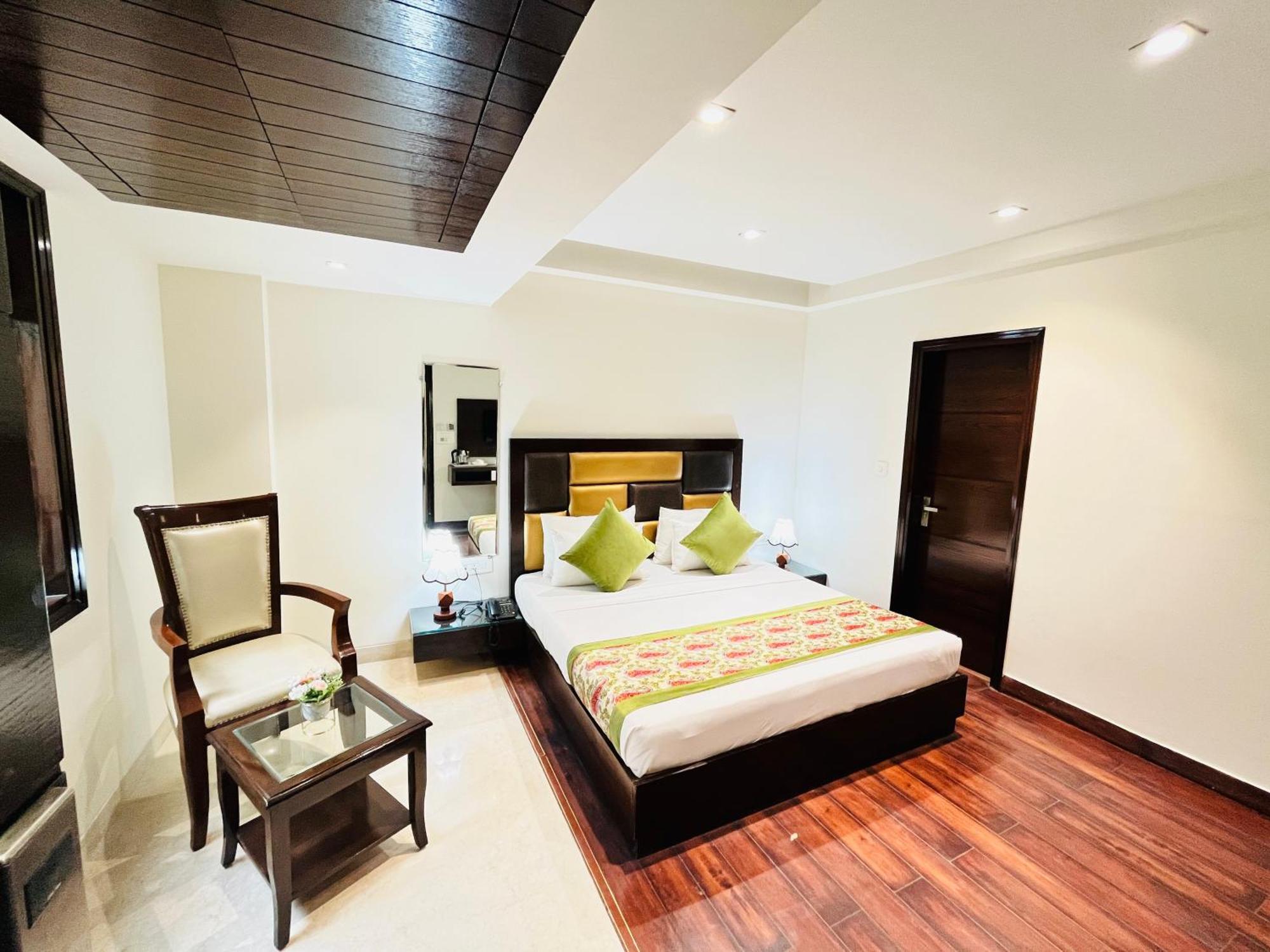 Hotel Aura Ip Grand Karkardooma Metro Station New Delhi Couple Friendly 外观 照片