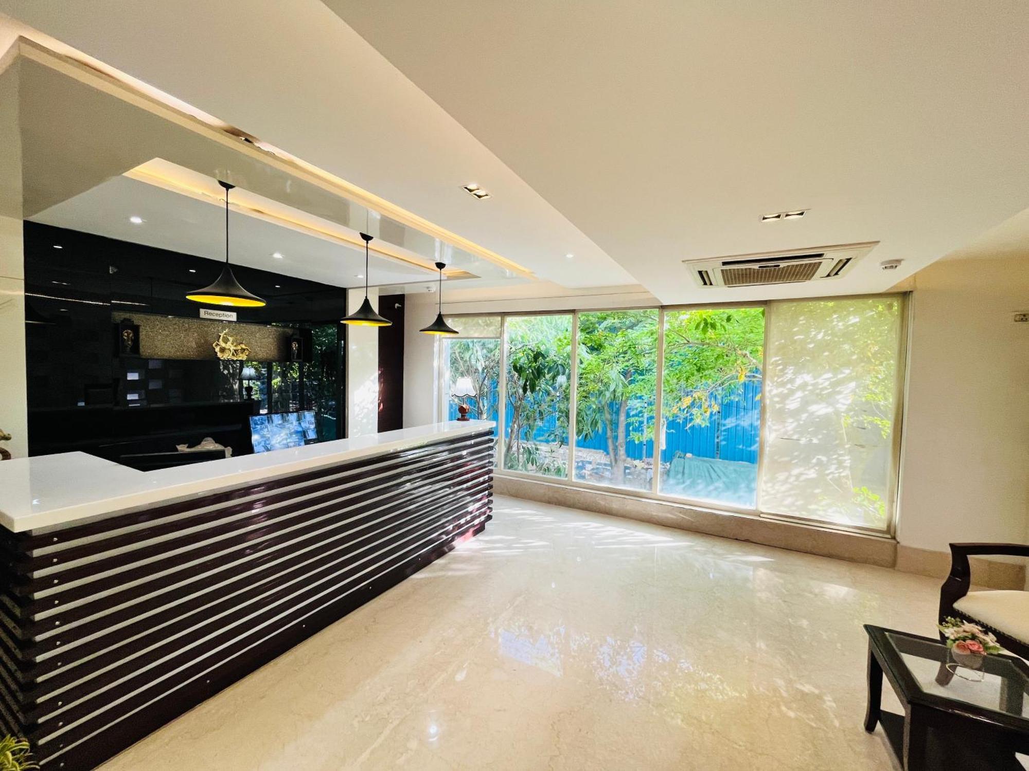 Hotel Aura Ip Grand Karkardooma Metro Station New Delhi Couple Friendly 外观 照片
