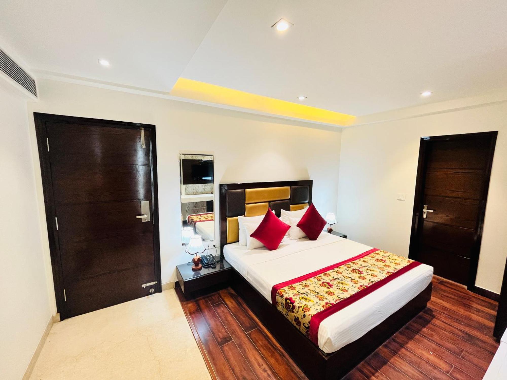 Hotel Aura Ip Grand Karkardooma Metro Station New Delhi Couple Friendly 外观 照片