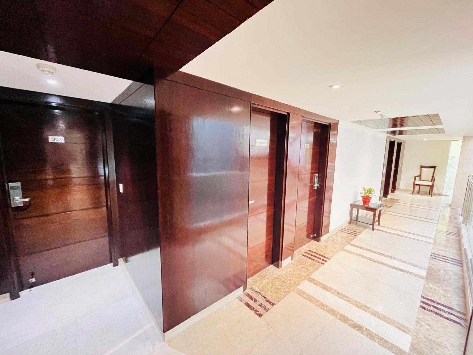 Hotel Aura Ip Grand Karkardooma Metro Station New Delhi Couple Friendly 外观 照片