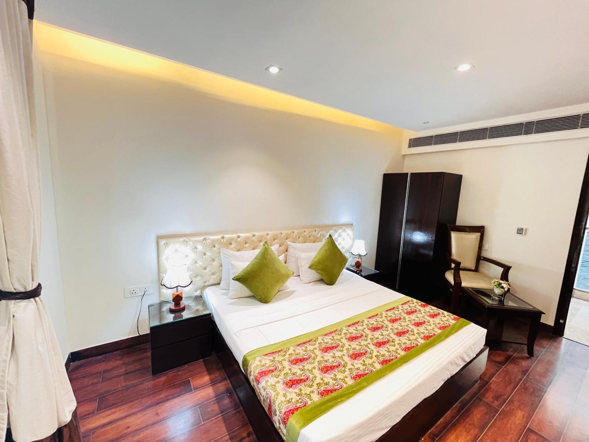 Hotel Aura Ip Grand Karkardooma Metro Station New Delhi Couple Friendly 外观 照片