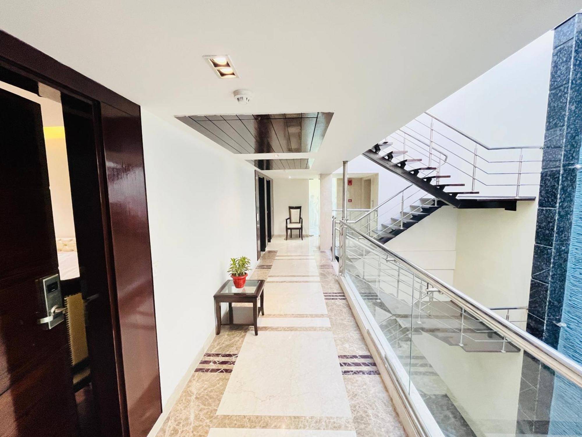 Hotel Aura Ip Grand Karkardooma Metro Station New Delhi Couple Friendly 外观 照片