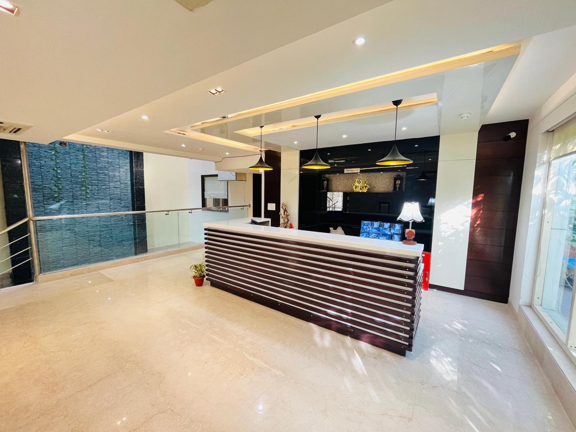 Hotel Aura Ip Grand Karkardooma Metro Station New Delhi Couple Friendly 外观 照片