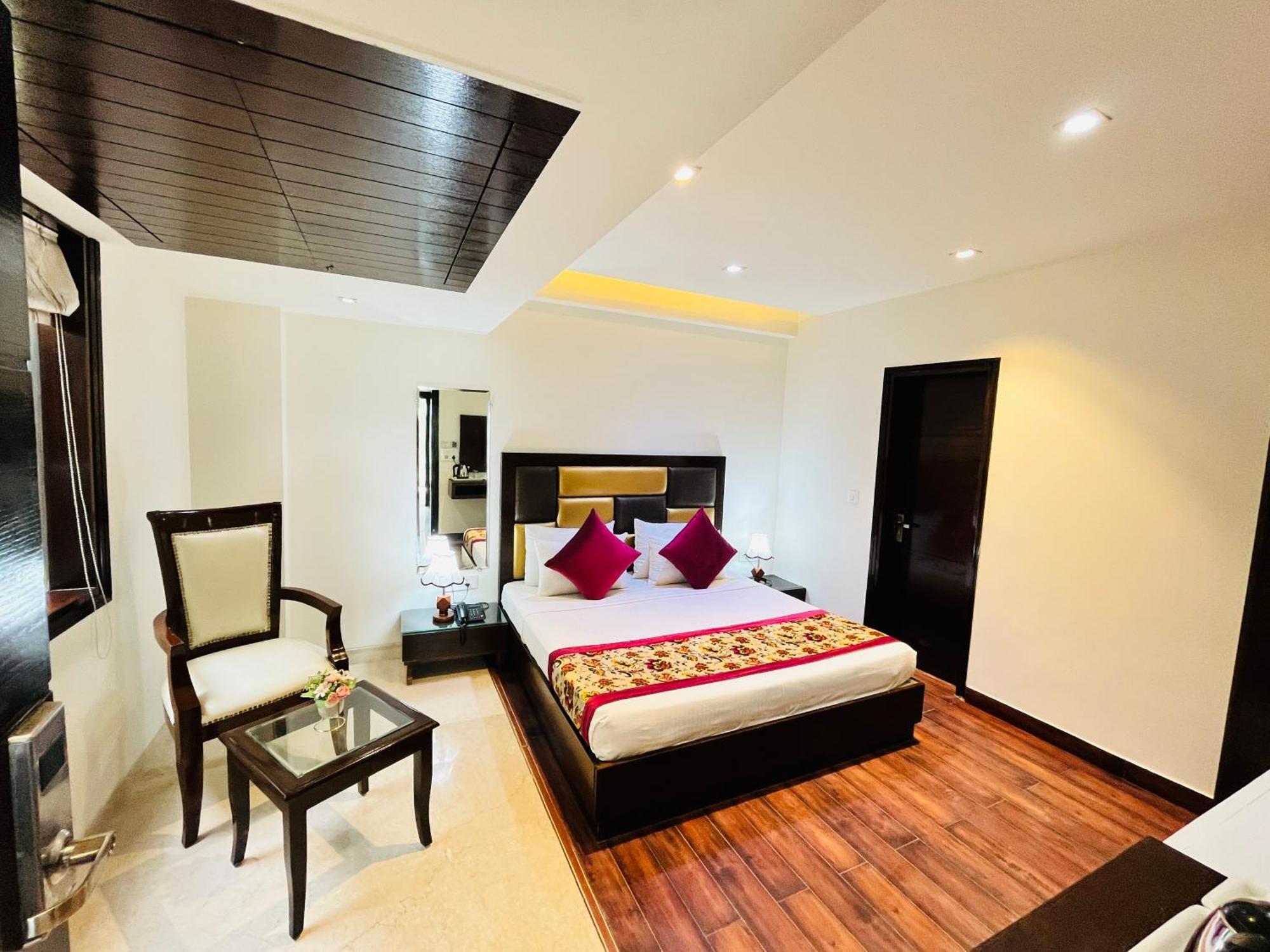 Hotel Aura Ip Grand Karkardooma Metro Station New Delhi Couple Friendly 外观 照片