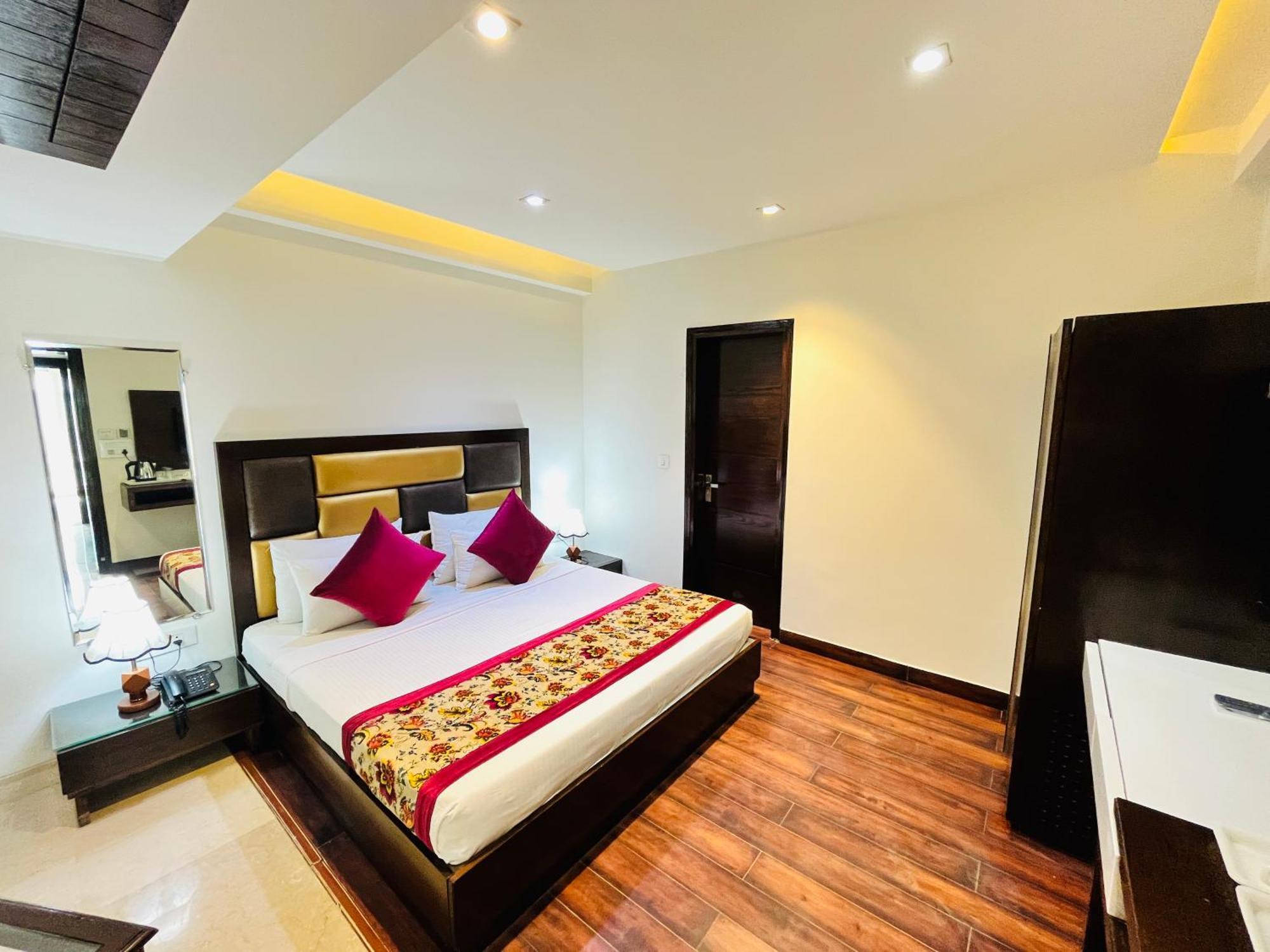 Hotel Aura Ip Grand Karkardooma Metro Station New Delhi Couple Friendly 外观 照片