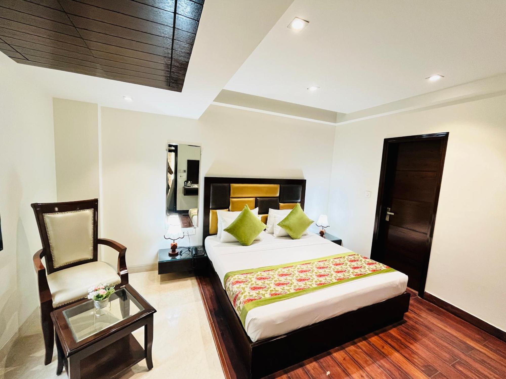 Hotel Aura Ip Grand Karkardooma Metro Station New Delhi Couple Friendly 外观 照片