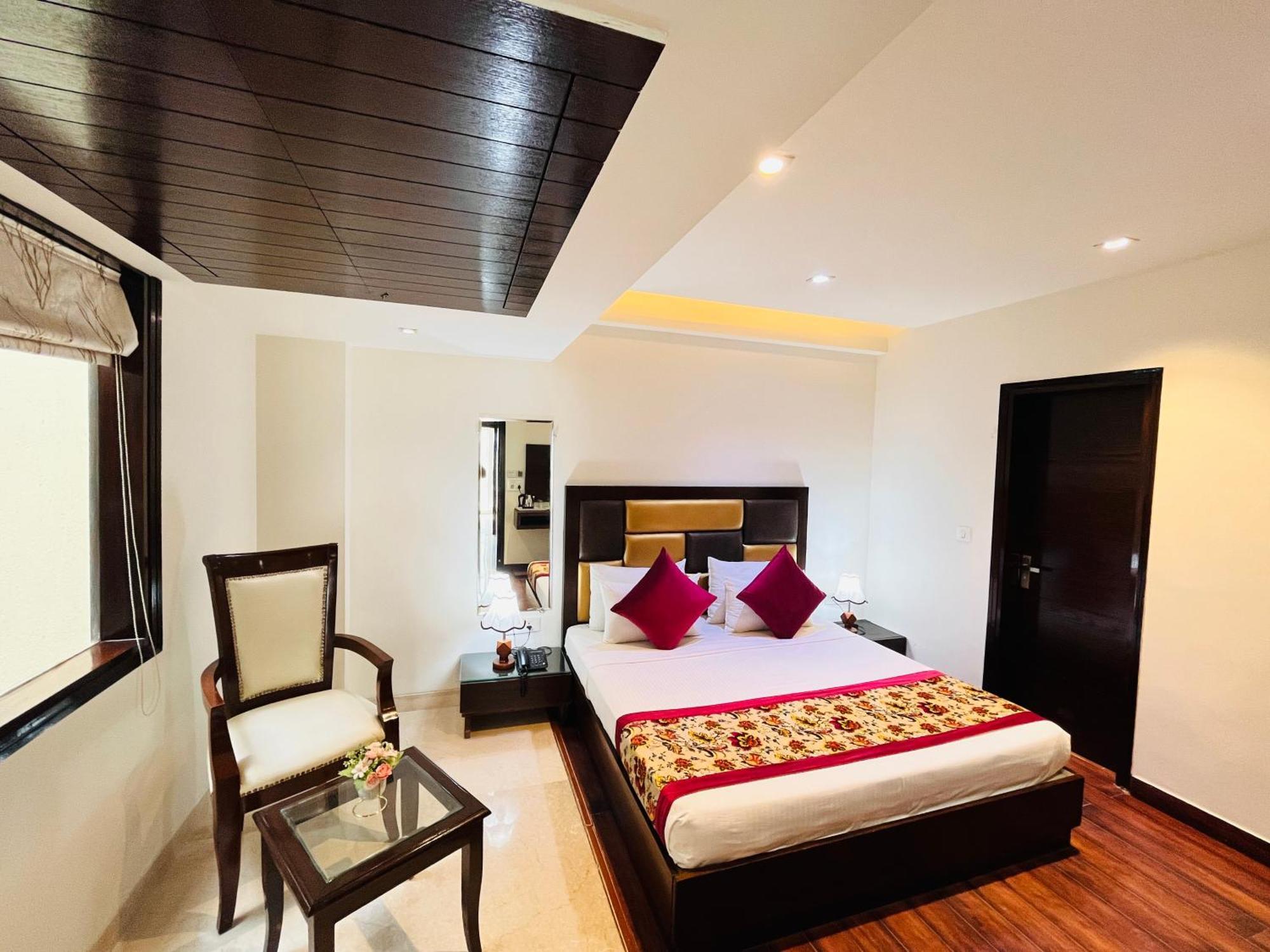 Hotel Aura Ip Grand Karkardooma Metro Station New Delhi Couple Friendly 外观 照片