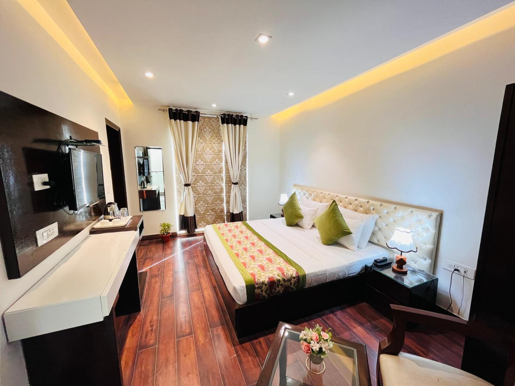 Hotel Aura Ip Grand Karkardooma Metro Station New Delhi Couple Friendly 外观 照片
