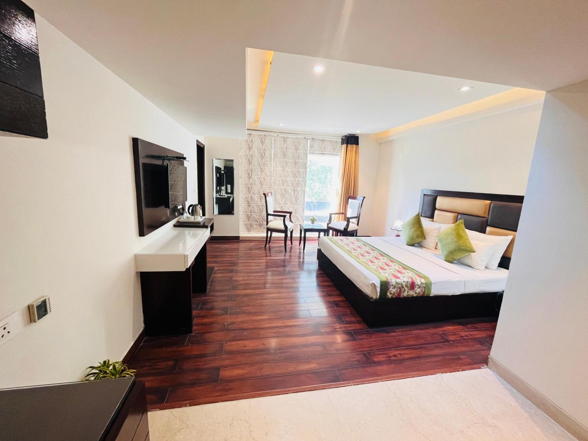 Hotel Aura Ip Grand Karkardooma Metro Station New Delhi Couple Friendly 外观 照片