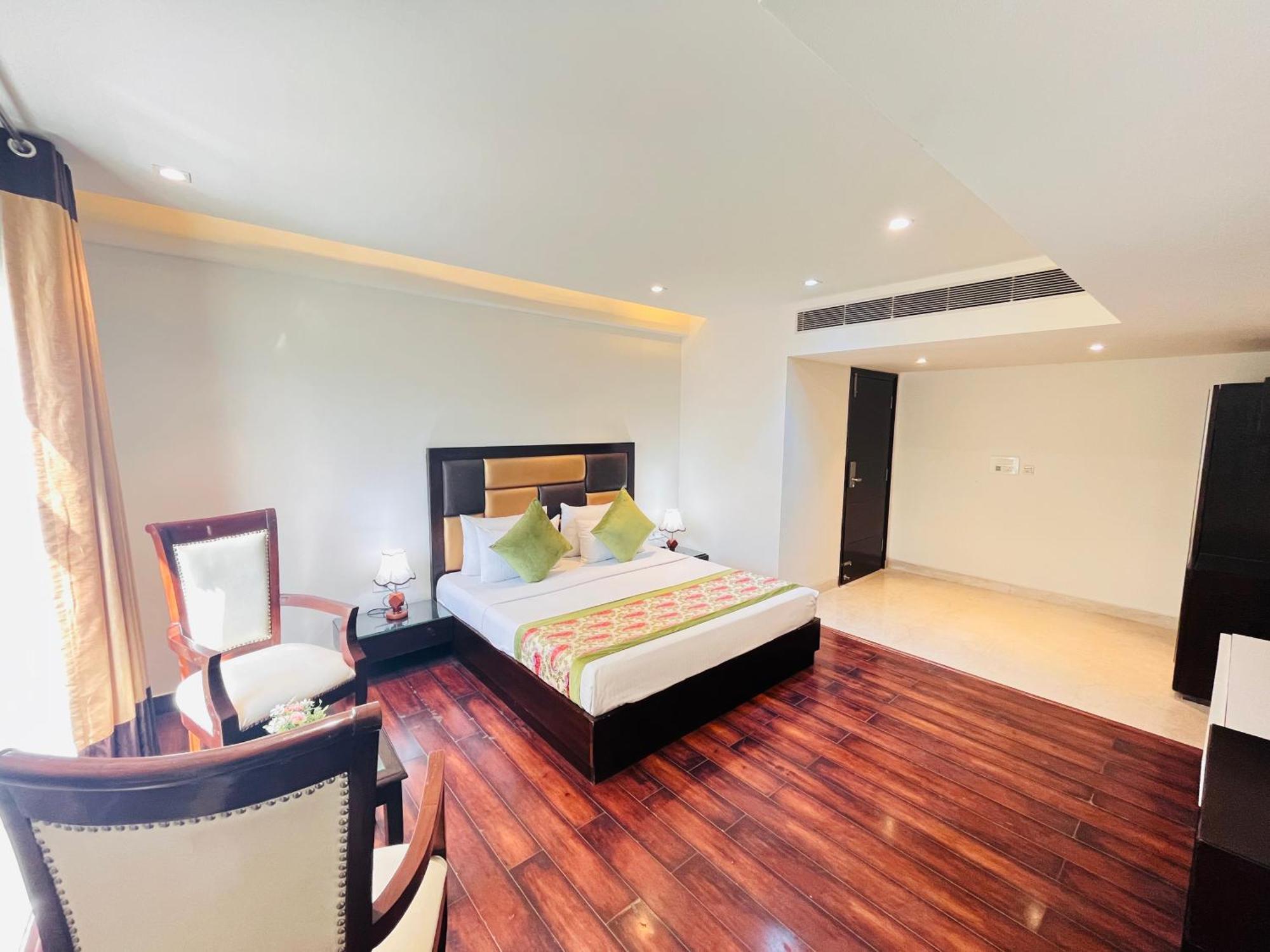 Hotel Aura Ip Grand Karkardooma Metro Station New Delhi Couple Friendly 外观 照片