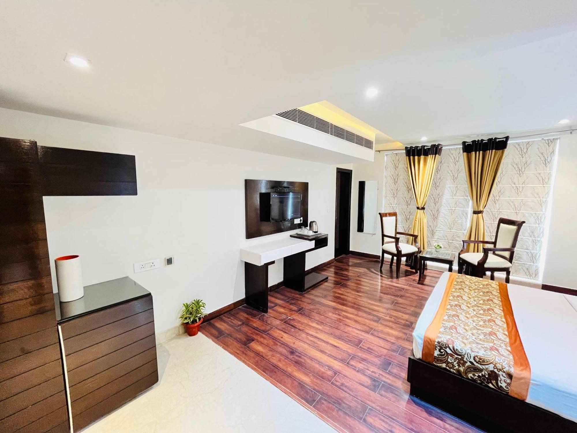 Hotel Aura Ip Grand Karkardooma Metro Station New Delhi Couple Friendly 外观 照片