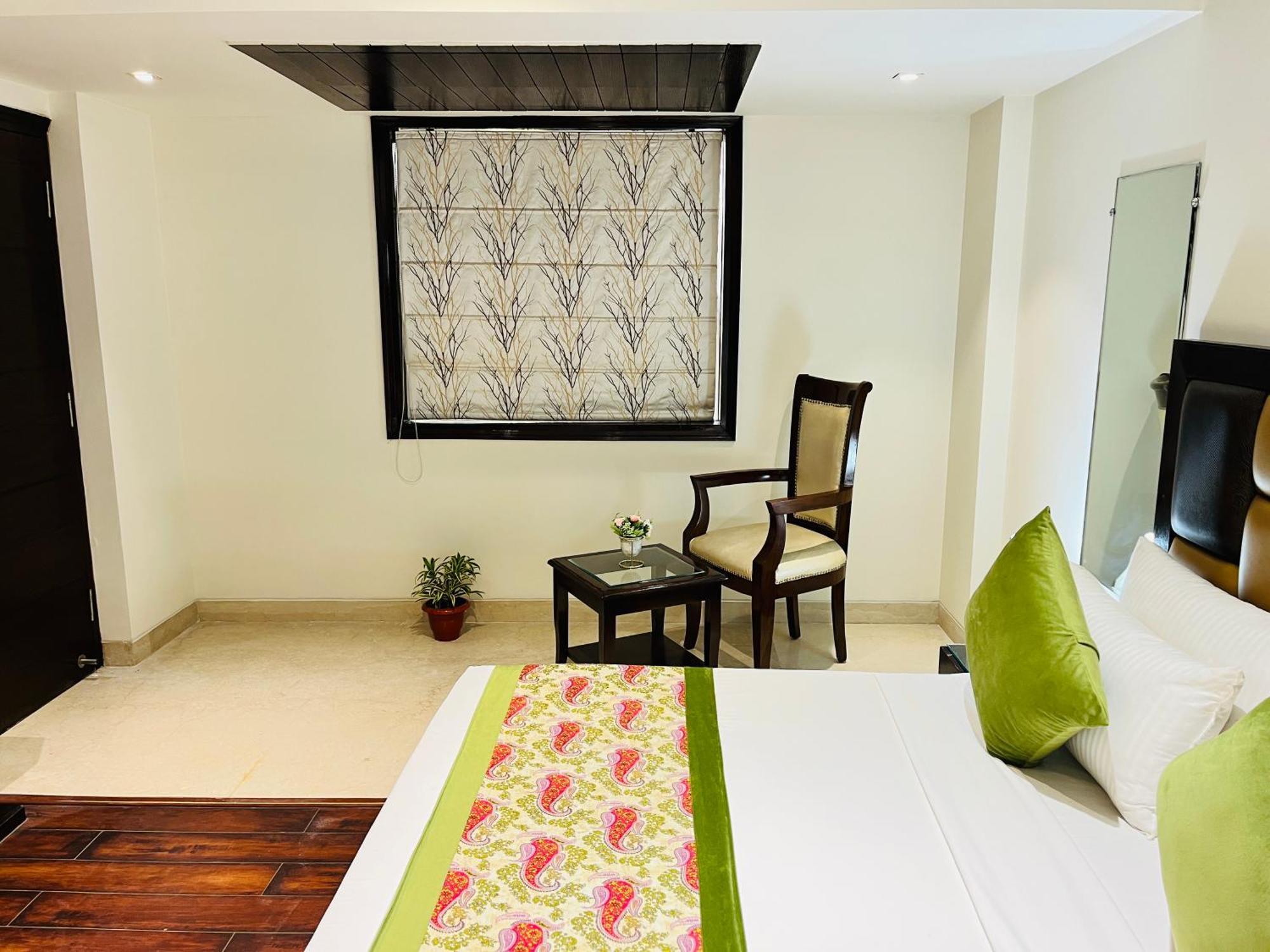 Hotel Aura Ip Grand Karkardooma Metro Station New Delhi Couple Friendly 外观 照片