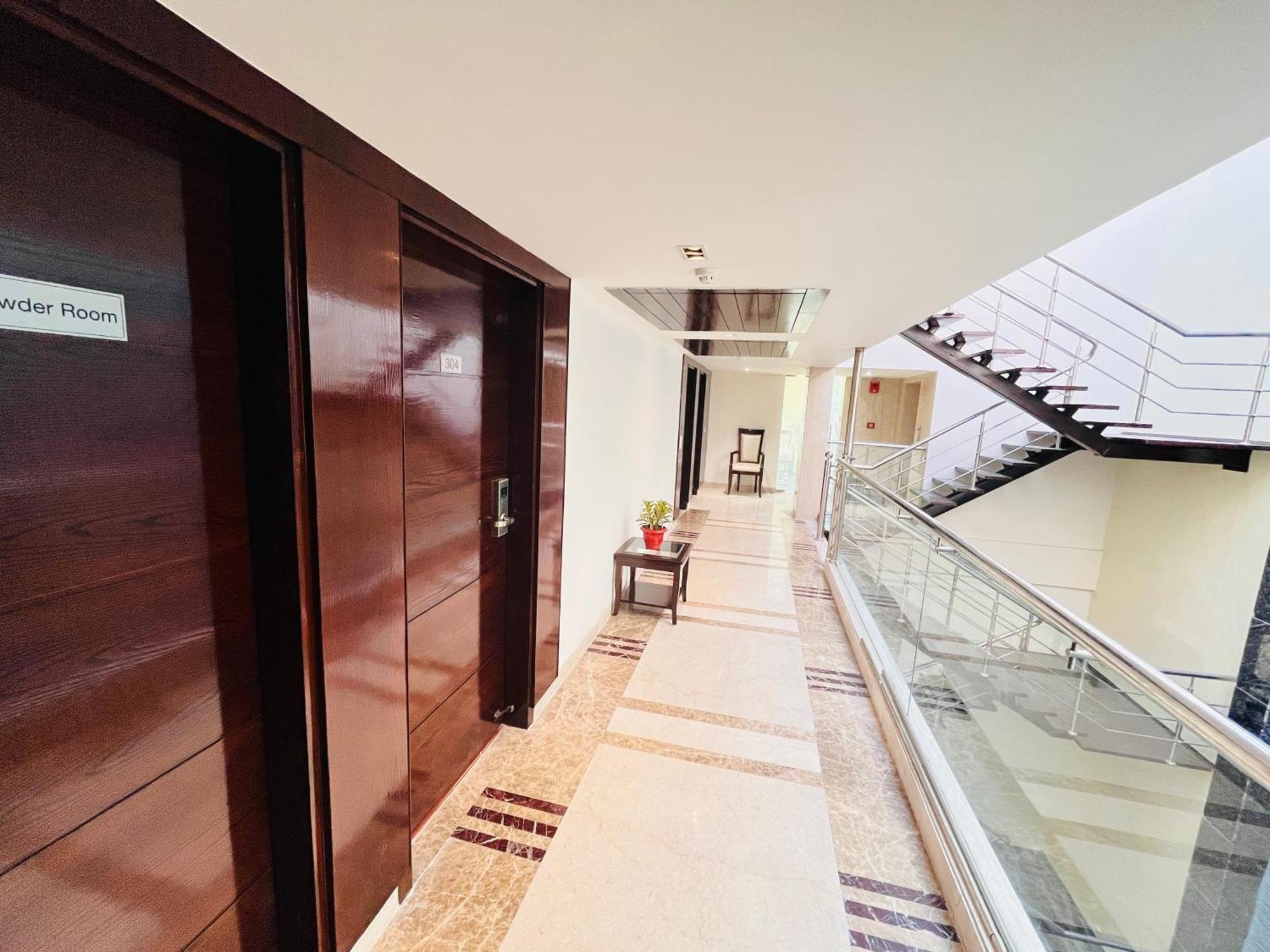 Hotel Aura Ip Grand Karkardooma Metro Station New Delhi Couple Friendly 外观 照片
