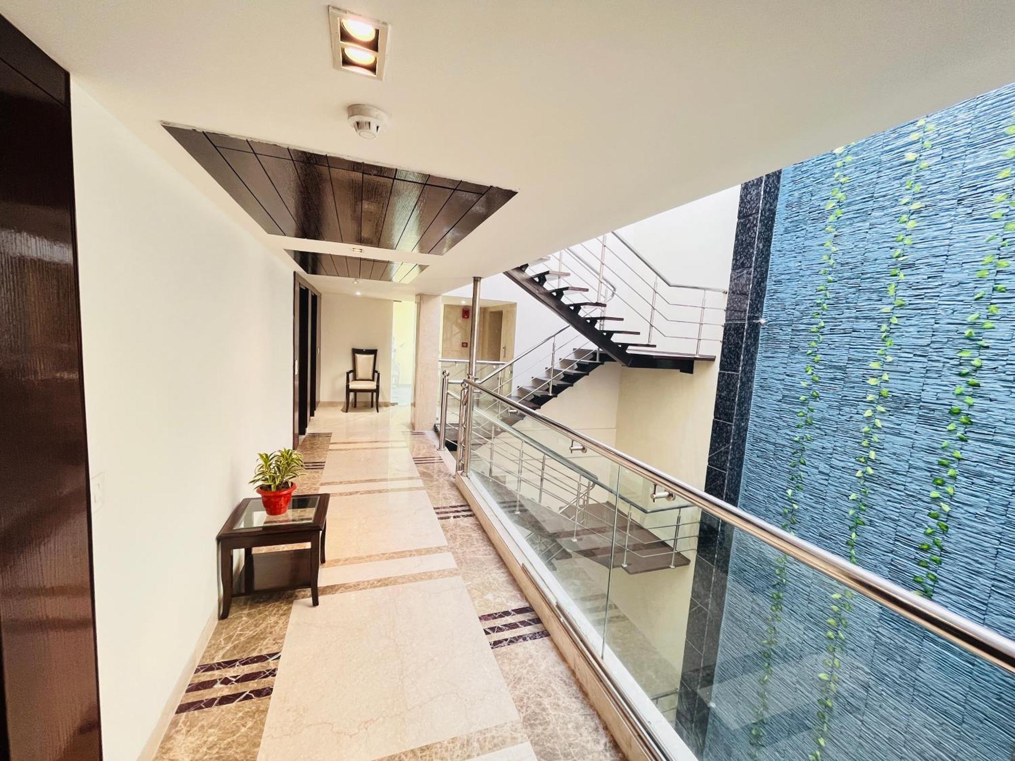 Hotel Aura Ip Grand Karkardooma Metro Station New Delhi Couple Friendly 外观 照片